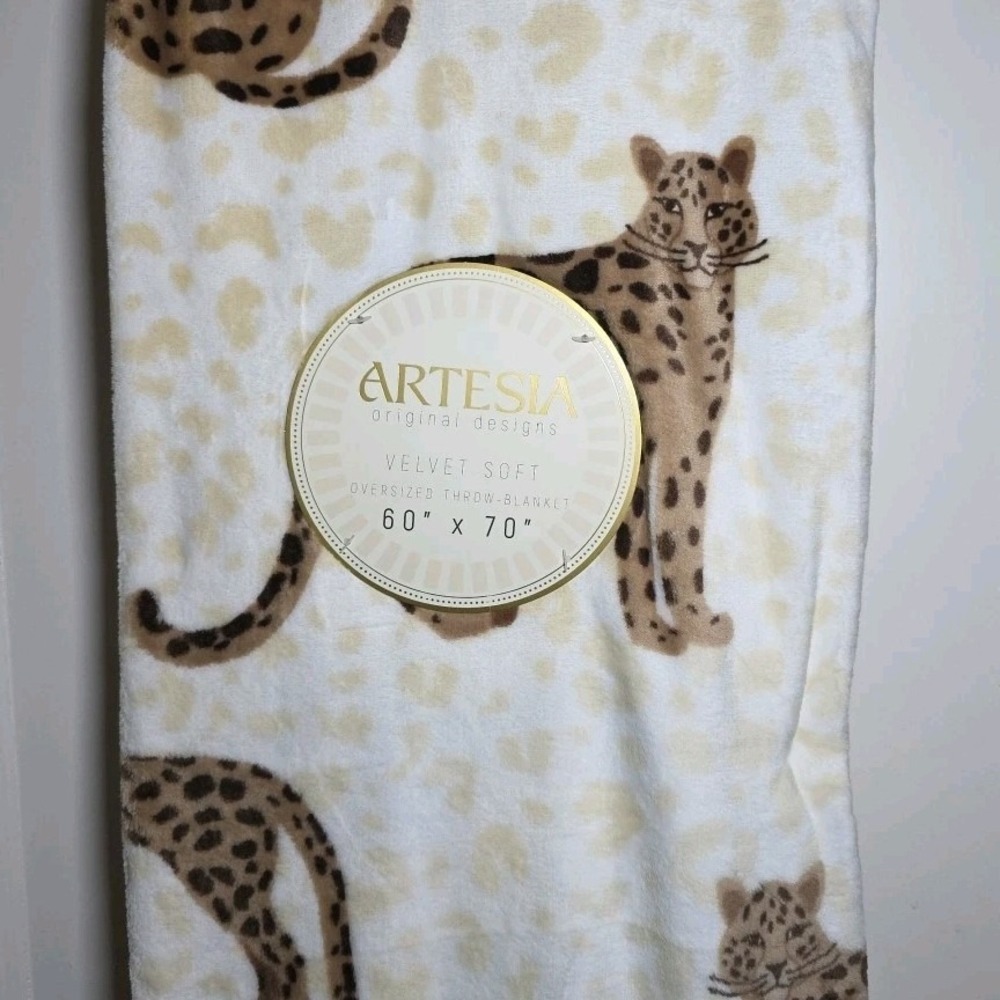 Artesia Velvet Soft Plush Throw 60" x 70" Leopards‎